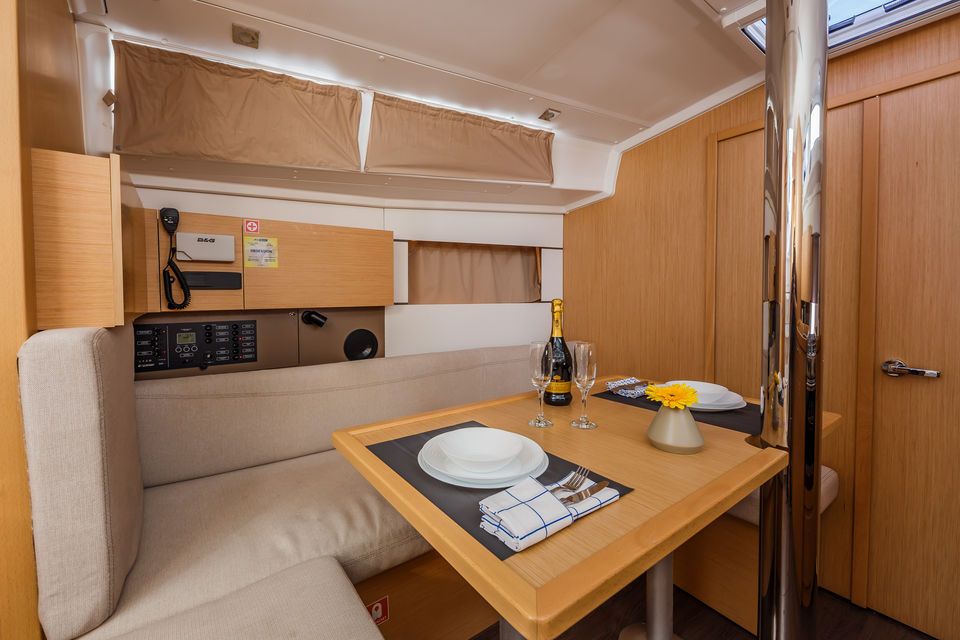 Beneteau Oceanis 38.1 (11)
