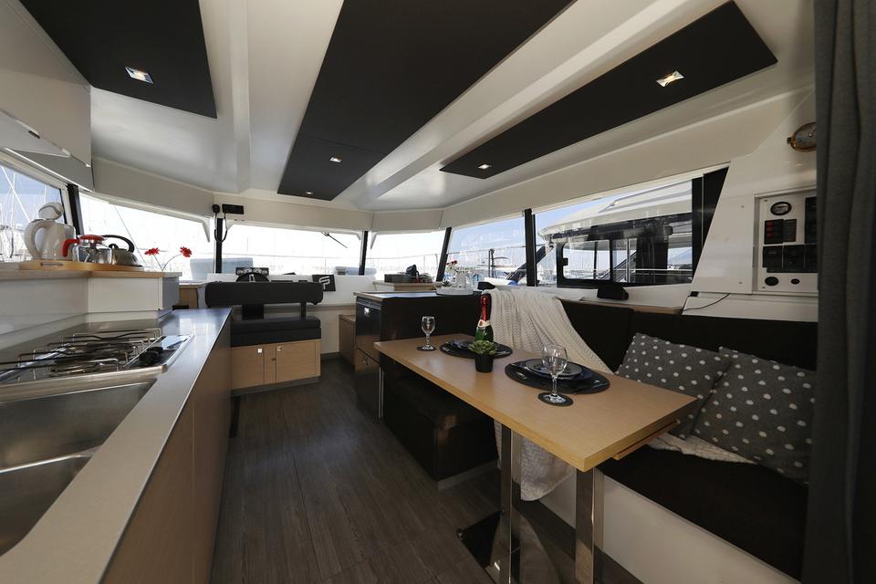 Motor Catamaran Fountaine Pajot MY 37 (11)