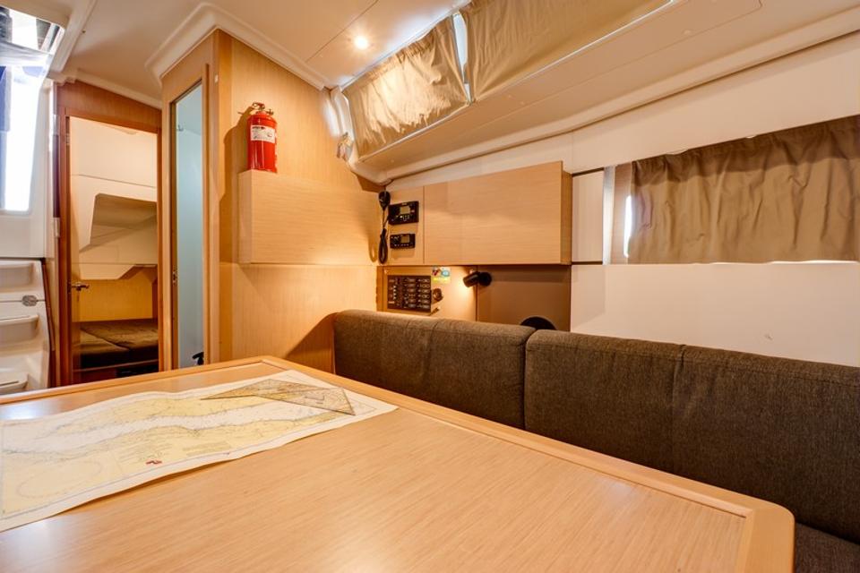 Beneteau Oceanis 38 (12)