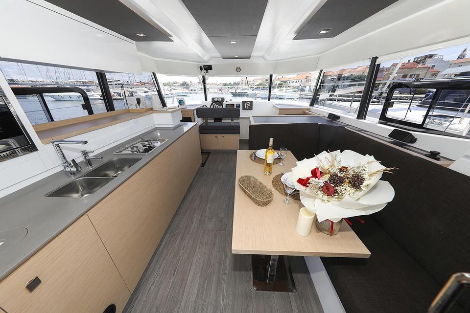 Motor Catamaran Fountaine Pajot MY 37 (17)