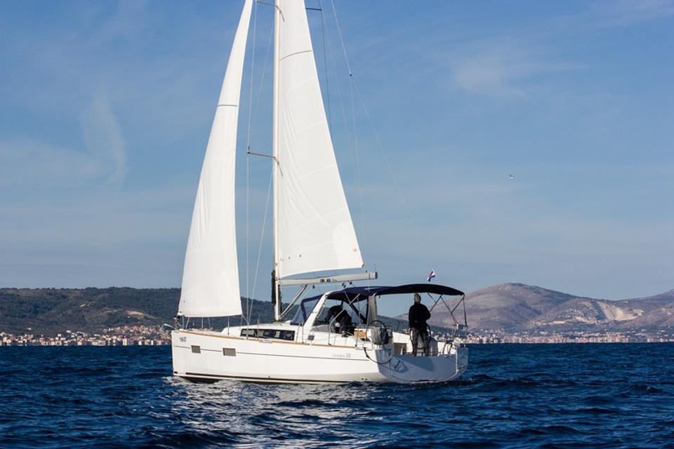 Beneteau Oceanis 38 (16)