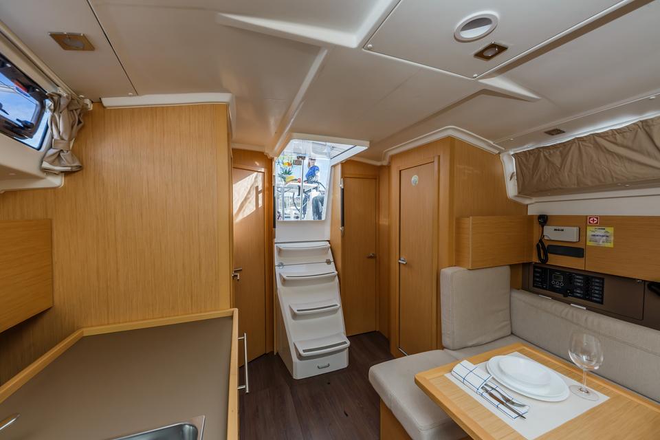 Beneteau Oceanis 38.1 (12)