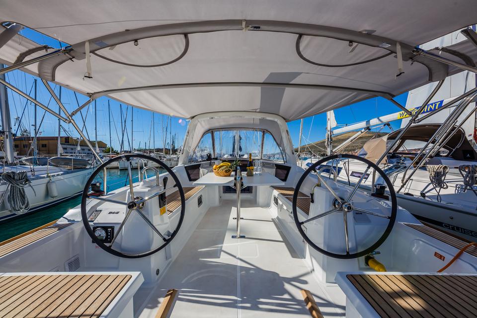 Beneteau Oceanis 38.1 (6)