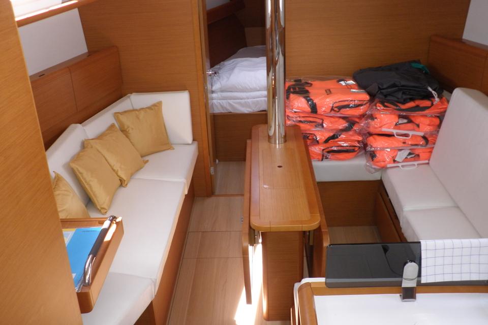 Jeanneau Sun Odyssey 379 (2)