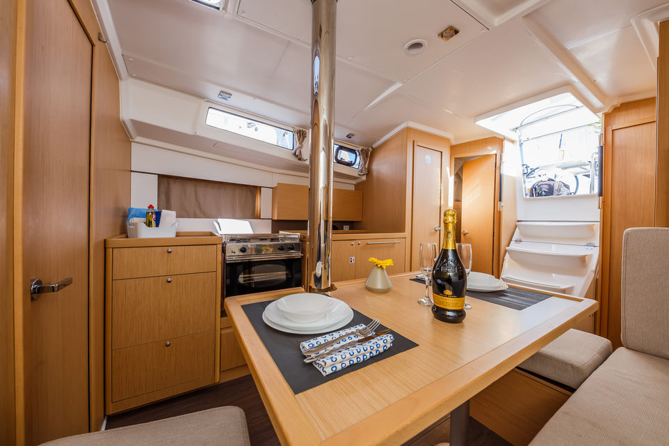 Beneteau Oceanis 38.1 (7)