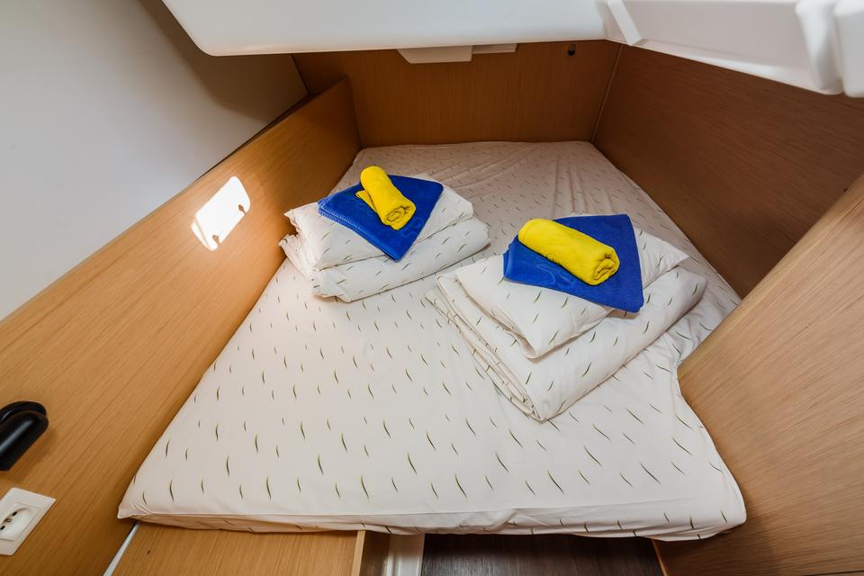 Beneteau Oceanis 38.1 (7)
