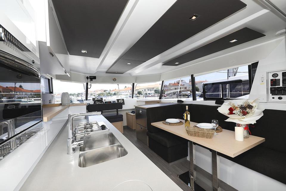 Motor Catamaran Fountaine Pajot MY 37 (19)