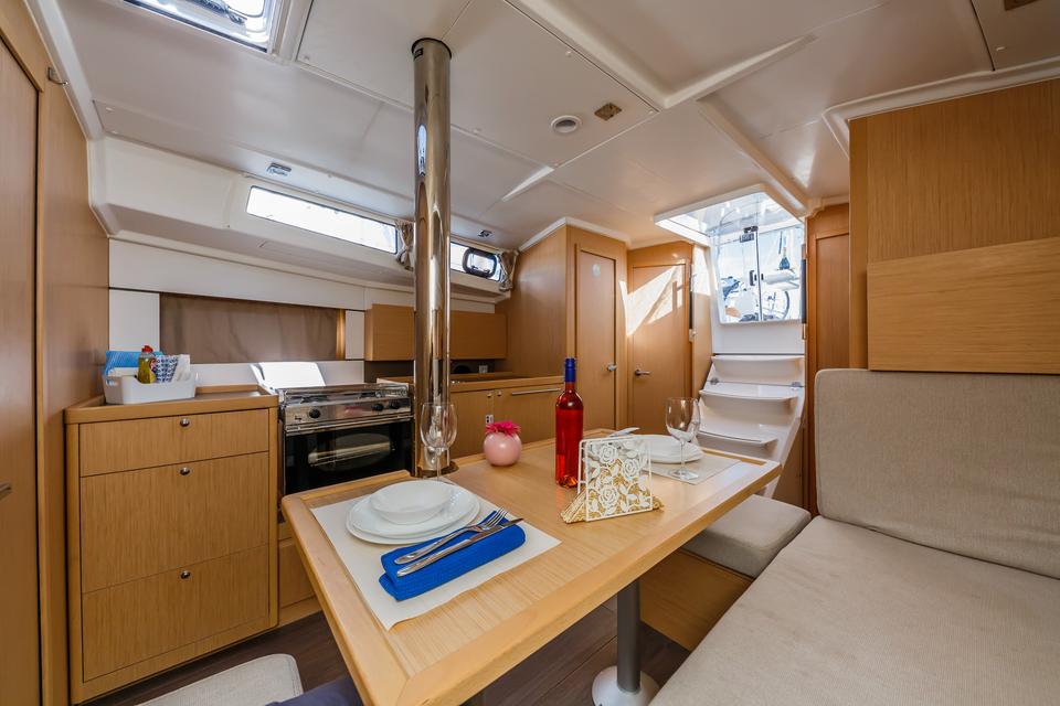 Beneteau Oceanis 38.1 (16)