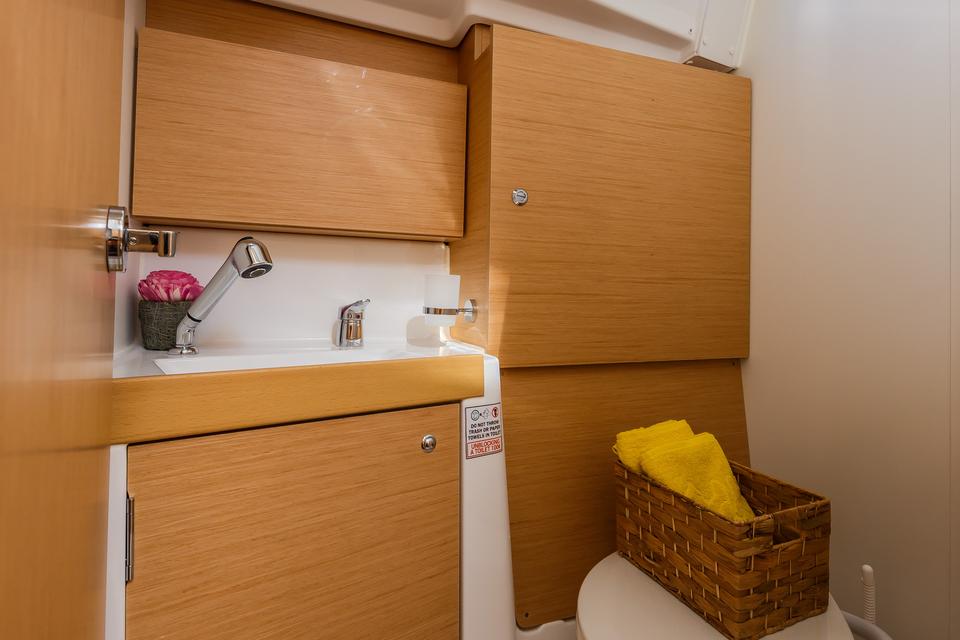 Beneteau Oceanis 38.1 (5)