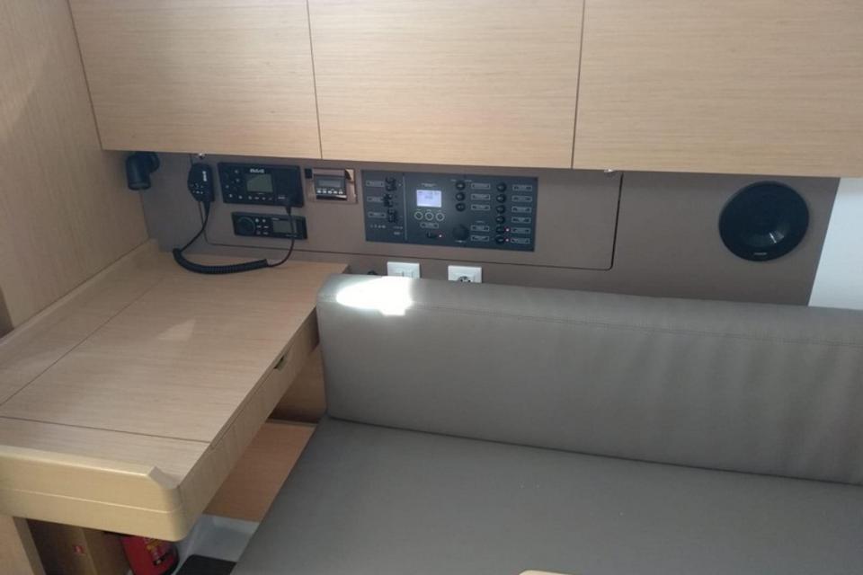Beneteau Oceanis 35.1 (6)