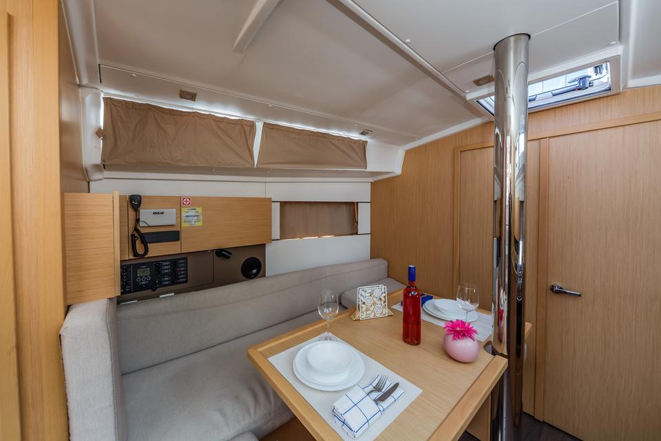 Beneteau Oceanis 38.1 (15)