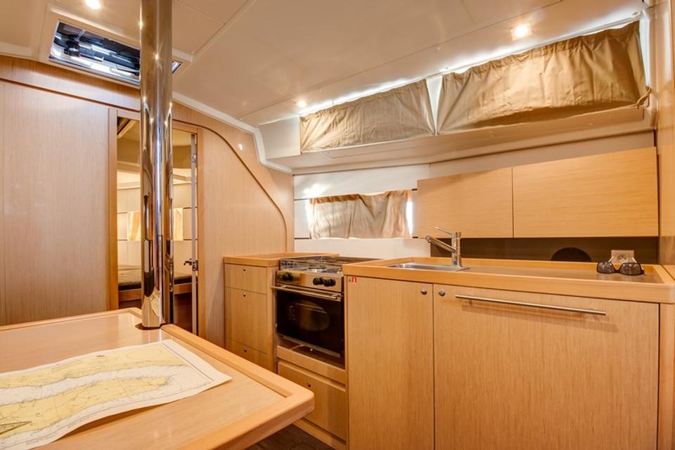 Beneteau Oceanis 38 (5)