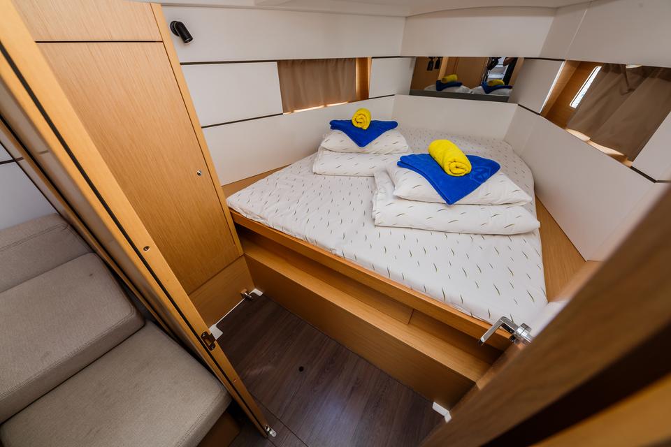 Beneteau Oceanis 38.1 (8)