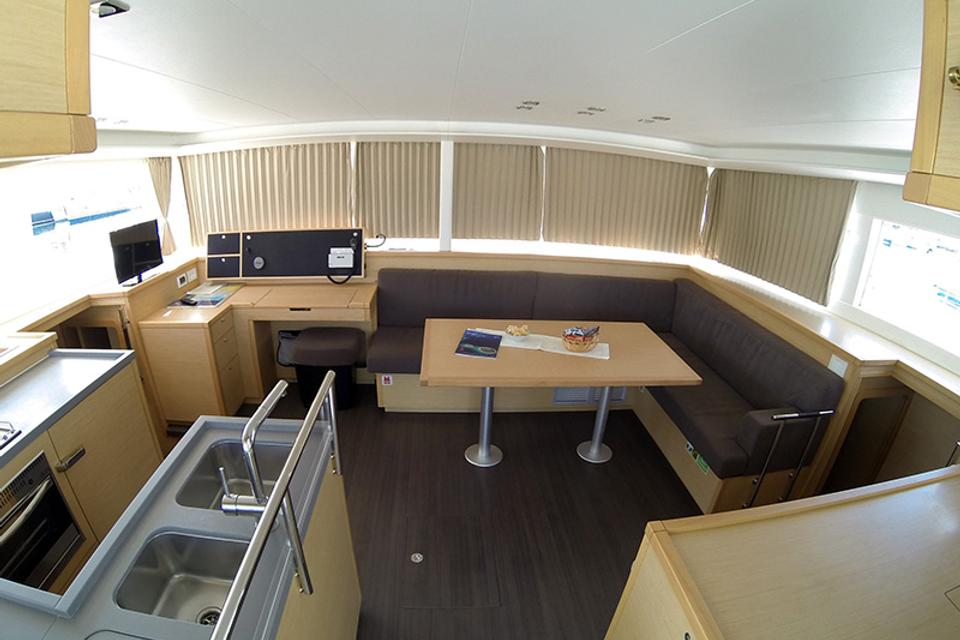 Lagoon 450 (2)
