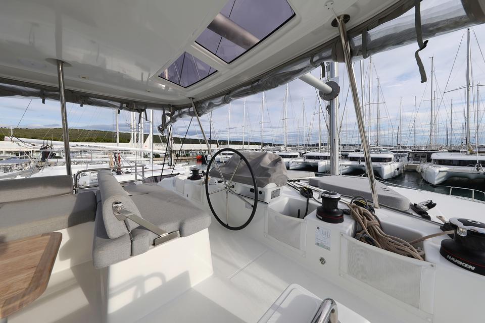 Lagoon 51 (10)