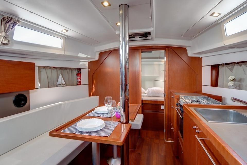 Beneteau Oceanis 35 (16)