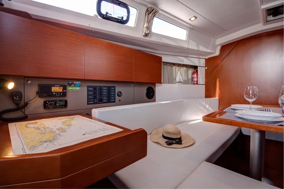 Beneteau Oceanis 35 (13)