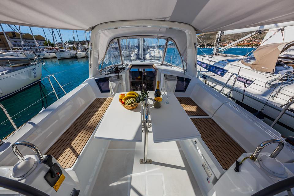 Beneteau Oceanis 38.1 (13)