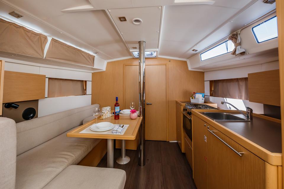 Beneteau Oceanis 38.1 (2)