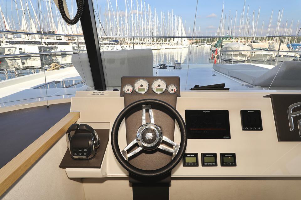 Motor Catamaran Fountaine Pajot MY 37 (18)