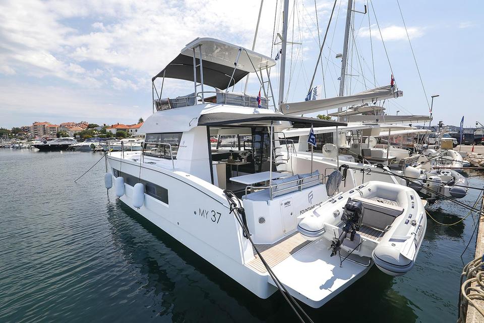 Motor Catamaran Fountaine Pajot MY 37 (3)