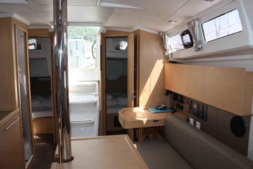 Beneteau Oceanis 35.1 (4)