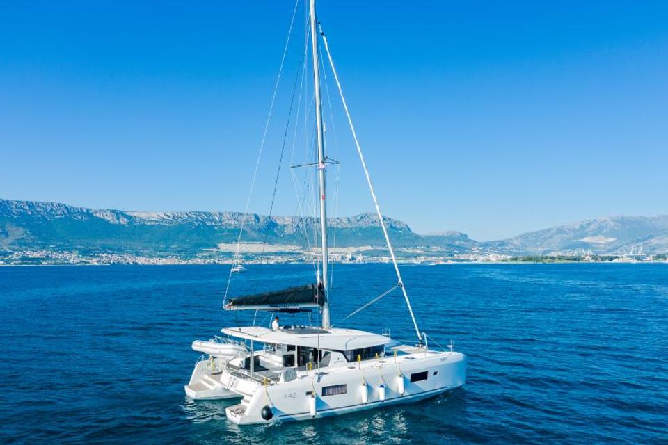 Lagoon 42 (2)
