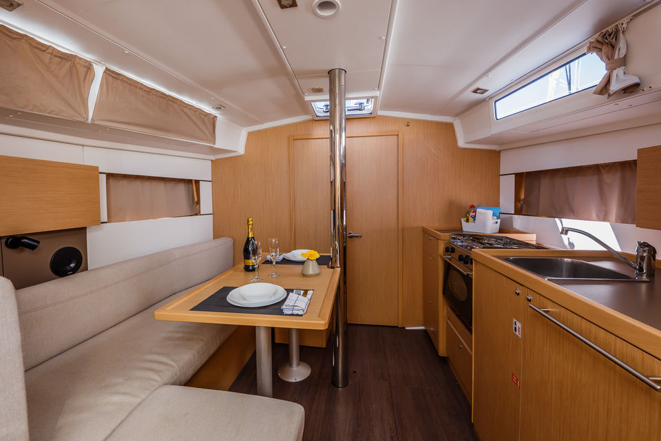 Beneteau Oceanis 38.1 (2)