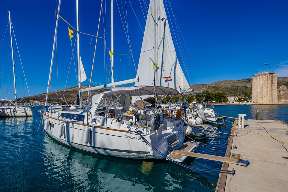Beneteau Oceanis 38.1 (4)